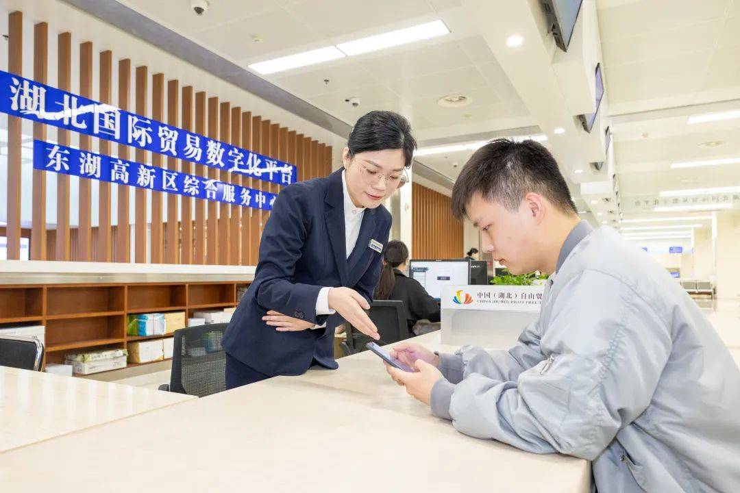 光谷新設“涉外服務咨詢窗口”提供出入境簽證等專業(yè)咨詢服務
