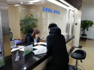 王佺律師在沈河區(qū)法院值班提供法律服務(wù)