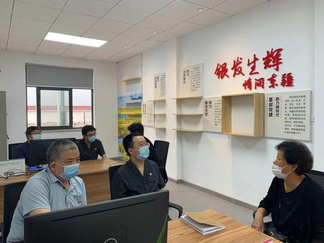 退休不褪色，銀發映法徽——啟東法院“銀法先鋒”開展法律志愿服務